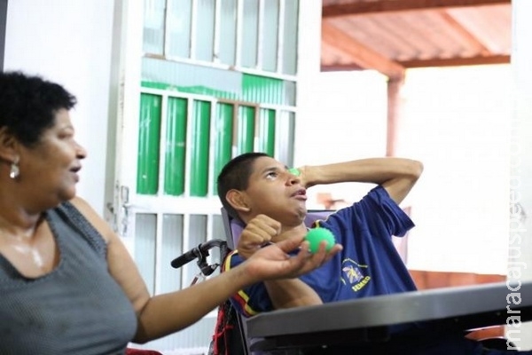 De tanto amar, faxineira adota aluno com paralisia cerebral aos 18 anos De tanto amar, faxineira adota aluno com paralisia cerebral aos 18 anos