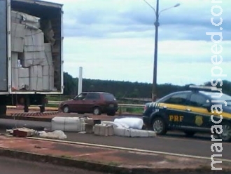 PRF apreende R$ 1,5 milhão em cigarros em caminhão de mudança PRF apreende R$ 1,5 milhão em cigarros em caminhão de mudança