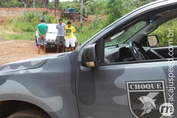 Jovens e adolescente são flagrados empurrando carro roubado porque o João pediu Jovens e adolescente são flagrados empurrando carro roubado porque o João pediu