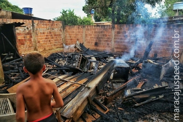 Incêndio destrói casa de madeira e proprietário diz que foi crimonoso Incêndio destrói casa de madeira e proprietário diz que foi crimonoso