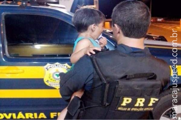 Policial consola criança assustada após o pai tentar furar barreira da PRF em MS Policial consola criança assustada após o pai tentar furar barreira da PRF em MS
