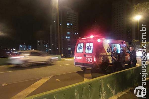 Estudante de 18 anos é contida ao ameaçar se jogar de pontilhão Estudante de 18 anos é contida ao ameaçar se jogar de pontilhão