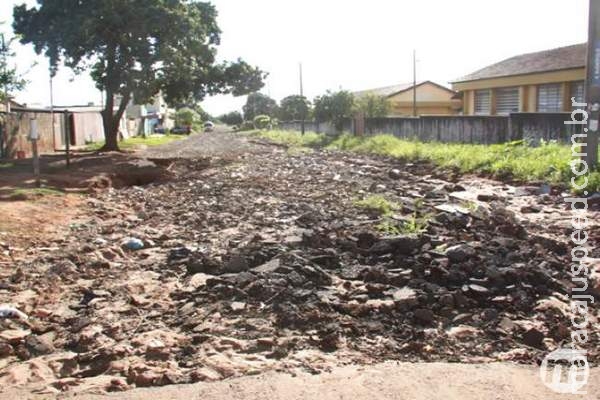 Em rua impossível de andar na Capital, cratera avança em direção de casas Em rua impossível de andar na Capital, cratera avança em direção de casas