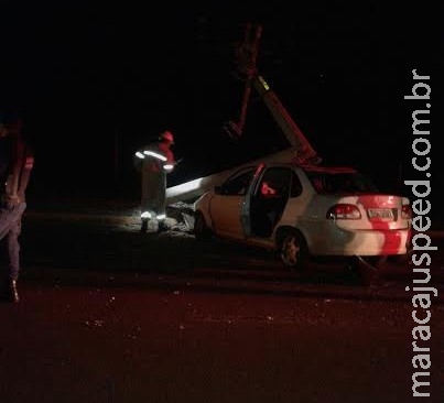 Motorista perde o controle da direção, bate em poste e moradores ficam sem energia Motorista perde o controle da direção, bate em poste e moradores ficam sem energia