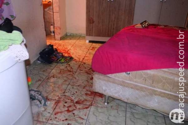 Ex-marido é esfaqueado após estuprar e ameaçar mulher com arma de brinquedo Ex-marido é esfaqueado após estuprar e ameaçar mulher com arma de brinquedo