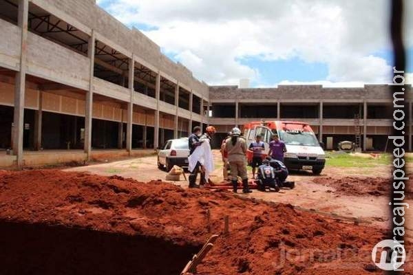 Trabalhador morre após 40 minutos soterrado quando escavava buraco Trabalhador morre após 40 minutos soterrado quando escavava buraco