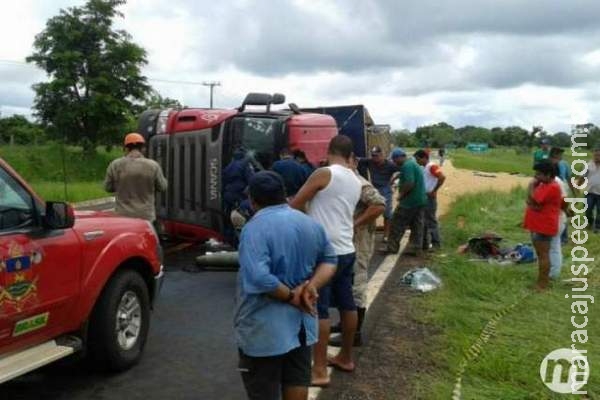 Morre motorista que tombou carreta carregada de arroz em casca na BR-419 Morre motorista que tombou carreta carregada de arroz em casca na BR-419
