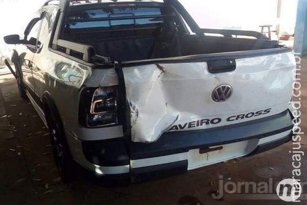 Após ultrapassagem, motorista invade canteiro e atropela quatro pessoas Após ultrapassagem, motorista invade canteiro e atropela quatro pessoas
