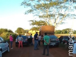 Produtores bloqueiam MS-470 como protesto por melhoria em estradas Produtores bloqueiam MS-470 como protesto por melhoria em estradas
