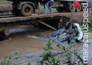 Homem é encontrado morto dentro de veículo que estava submerso em rio Homem é encontrado morto dentro de veículo que estava submerso em rio