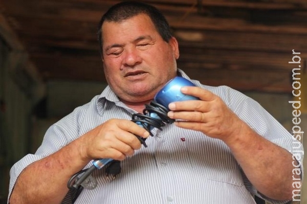 Cego desde que nasceu, Roque vive de consertar coisas, sempre com super sorriso Cego desde que nasceu, Roque vive de consertar coisas, sempre com super sorriso
