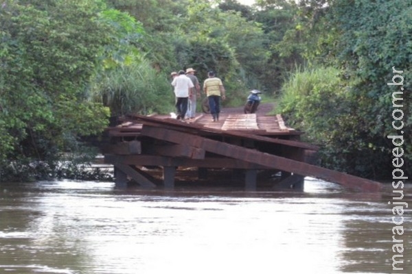 Cheia de rio e embarcação derrubam ponte e trânsito fica impedido em MS Cheia de rio e embarcação derrubam ponte e trânsito fica impedido em MS