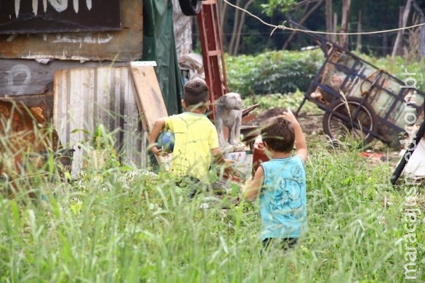 Lixo, mau cheiro e revolta na favela que se espalha no bairro Mário Covas Lixo, mau cheiro e revolta na favela que se espalha no bairro Mário Covas
