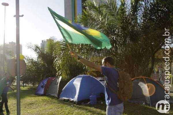 Famílias se revezam em acampamento de protesto contra Dilma no canteiro da Afonso Pena Famílias se revezam em acampamento de protesto contra Dilma no canteiro da Afonso Pena