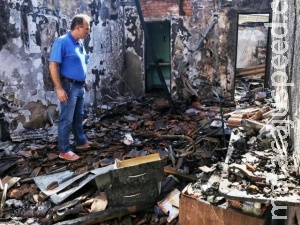 Incêndio destrói salão de beleza e loja de roupas na Rui Barbosa Incêndio destrói salão de beleza e loja de roupas na Rui Barbosa