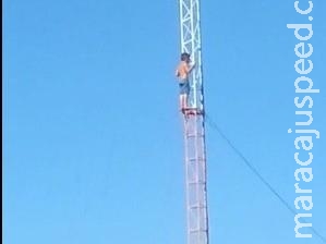 Menino escala torre de 30 metros e assusta vizinhos no Los Angeles