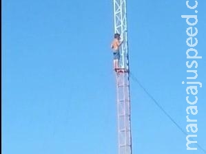 Menino escala torre de 30 metros e assusta vizinhos no Los Angeles Menino escala torre de 30 metros e assusta vizinhos no Los Angeles