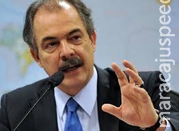 Em diálogo, assessor revela dificuldade financeira de senador e família Em diálogo, assessor revela dificuldade financeira de senador e família