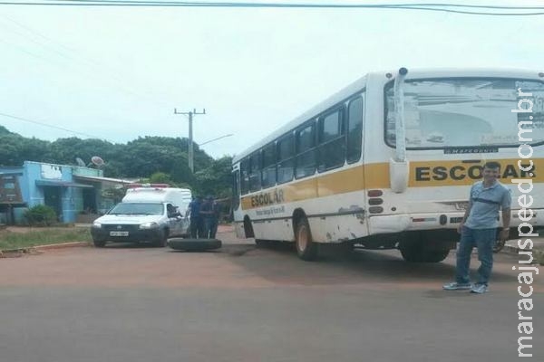 Caindo aos pedaços: roda de ônibus escolar se solta e atinge ambulância Caindo aos pedaços: roda de ônibus escolar se solta e atinge ambulância