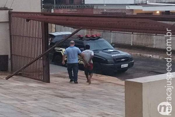 Jovem é preso suspeito de estuprar e manter adolescente em cárcere privado na Capital Jovem é preso suspeito de estuprar e manter adolescente em cárcere privado na Capital