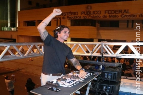 DJ se une a manifestação e transforma protesto em balada na Afonso Pena DJ se une a manifestação e transforma protesto em balada na Afonso Pena