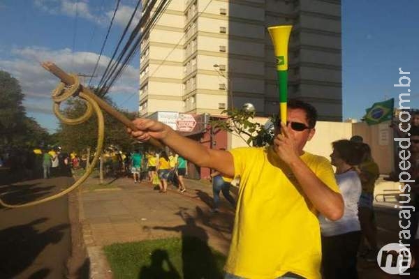 Com gritos de Fora Dilma, manifestação reúne 100 mil em Campo Grande Com gritos de Fora Dilma, manifestação reúne 100 mil em Campo Grande