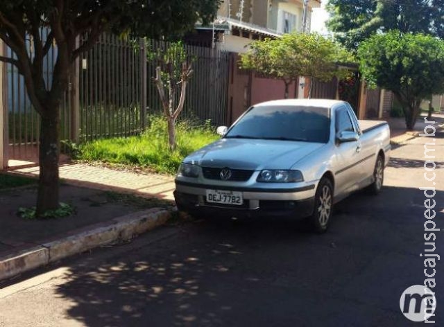 Polícia suspeita que homem encontrado morto em carro tenha tomado veneno