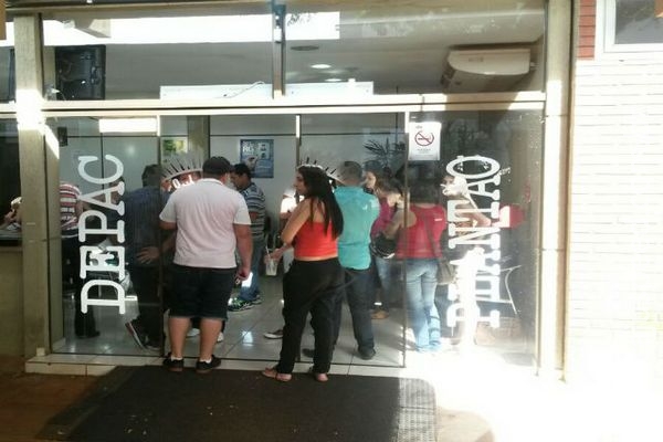 Mais uma polêmica: depois de quase ser cancelado, concurso tem tumulto Mais uma polêmica: depois de quase ser cancelado, concurso tem tumulto