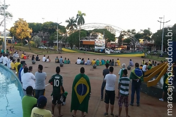 Votação do impeachment atrai pequeno público em Dourados Votação do impeachment atrai pequeno público em Dourados