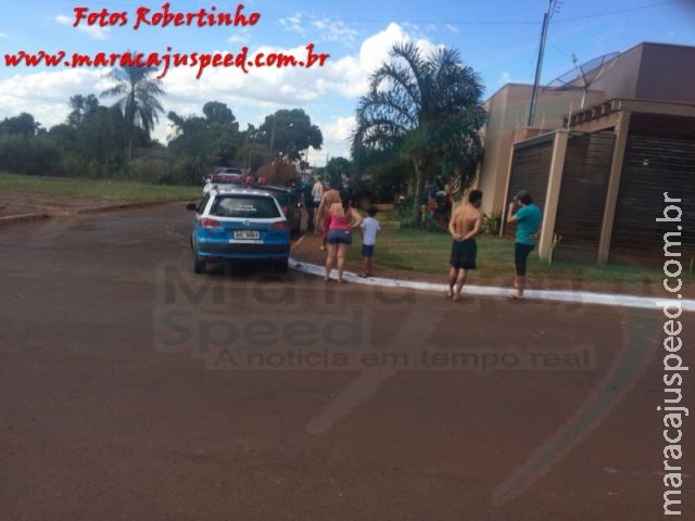 PM de Maracaju atende ocorrência onde condutor colidi com guia de avenida e veículo que estava estacionado