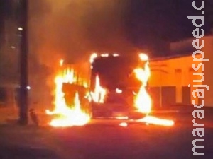 Após tumulto em presídio, ônibus são incendiados e um apedrejado Após tumulto em presídio, ônibus são incendiados e um apedrejado