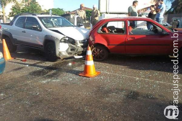 Motorista provoca engavetamento com 5 carros depois de sair da Expogrande Motorista provoca engavetamento com 5 carros depois de sair da Expogrande