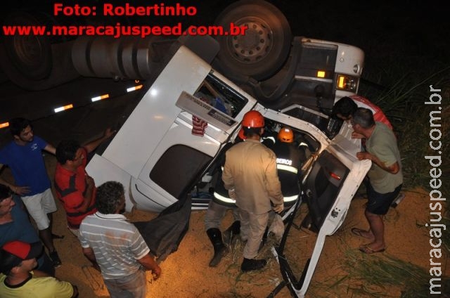 Urgente: Carreta tomba na BR-267 e vítima fica presa nas ferragens; Bombeiros estão trabalhando a mais de 3h na retirada da vítima Urgente: Carreta tomba na BR-267 e vítima fica presa nas ferragens; Bombeiros estão trabalhando a mais de 3h na retirada da vítima