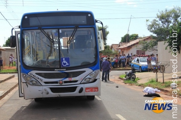 Motociclista é arremessado por 18 metros e morre após bater em ônibus Motociclista é arremessado por 18 metros e morre após bater em ônibus