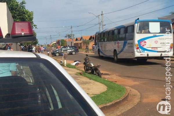 Motociclista morre após colidir em ônibus e ser arremessado a mais de 15 metros Motociclista morre após colidir em ônibus e ser arremessado a mais de 15 metros