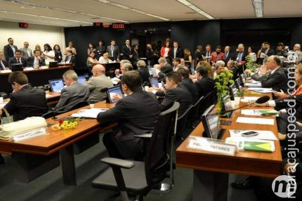 Comissão da Câmara aprova processo de impeachment de Dilma Comissão da Câmara aprova processo de impeachment de Dilma