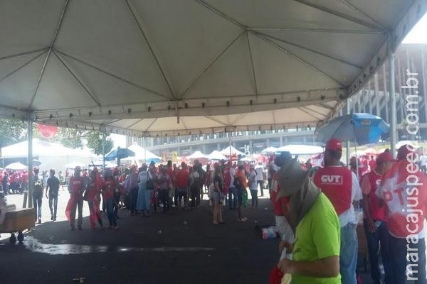 Pegadinha: professores acusam Fetems de enganá-los para levar a ato pró-Dilma Pegadinha: professores acusam Fetems de enganá-los para levar a ato pró-Dilma