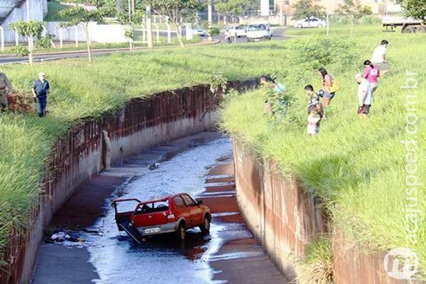 Carro que caiu em córrego era conduzido por presidente do PMDB