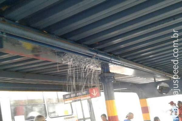 VÍDEO: Durante chuva, passageiros flagram "cachoeira" em terminal 