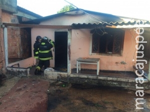 Homem mata vizinho a tiros, foge e tem casa queimada na Vila Nhá Nhá