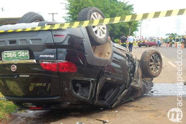 Motorista some após invadir pista e provocar capotamento de veículo em teste Motorista some após invadir pista e provocar capotamento de veículo em teste