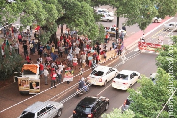 Protesto pró-Dilma reúne 70 e inclui troca de ofensas com motoristas Protesto pró-Dilma reúne 70 e inclui troca de ofensas com motoristas
