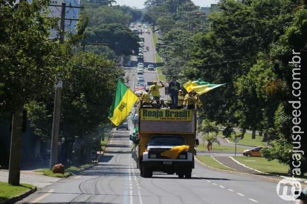 Caminhões, carros e motos participam de ato pró-impeachment em Campo Grande Caminhões, carros e motos participam de ato pró-impeachment em Campo Grande