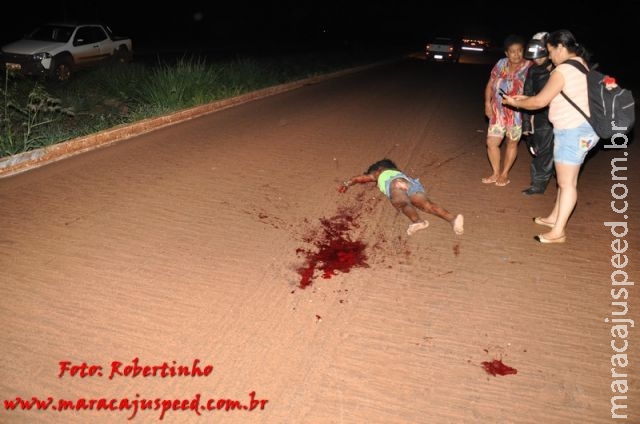 Maracaju: Pedestre é atropelada por dois veículos e morre no local, pedaços do cérebro da vítima ficaram espalhados pela BR-267 Maracaju: Pedestre é atropelada por dois veículos e morre no local, pedaços do cérebro da vítima ficaram espalhados pela BR-267