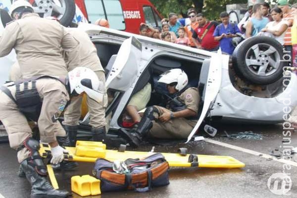 Porta de veículo aberta provoca capotamento e 4 ficam feridos Porta de veículo aberta provoca capotamento e 4 ficam feridos