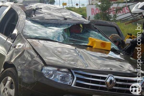 Carro cai de barranco após professora tentar ultrapassagem em avenida