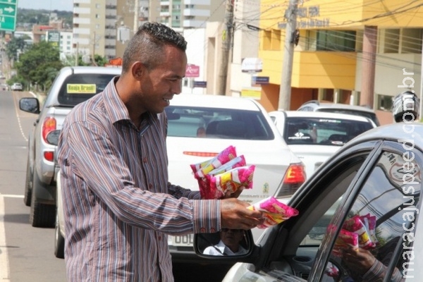 Contra o vício ou pelos filhos, vender no semáforo vai além da necessidade Contra o vício ou pelos filhos, vender no semáforo vai além da necessidade