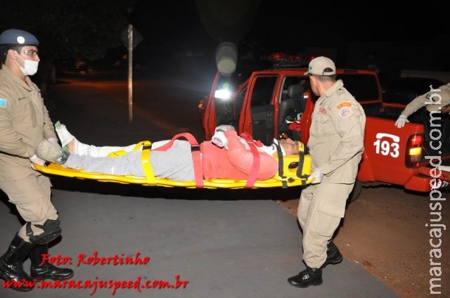 Bombeiros de Maracaju transportam vítima de queda de altura elevada em carroceria de viatura caminhonete Bombeiros de Maracaju transportam vítima de queda de altura elevada em carroceria de viatura caminhonete
