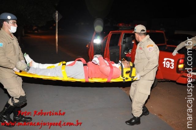 Bombeiros de Maracaju transportam vítima de queda de altura elevada em carroceria de viatura caminhonete