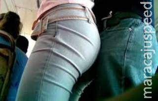 Mulher é apalpada dentro de ônibus e motorista leva suspeito para delegacia Mulher é apalpada dentro de ônibus e motorista leva suspeito para delegacia